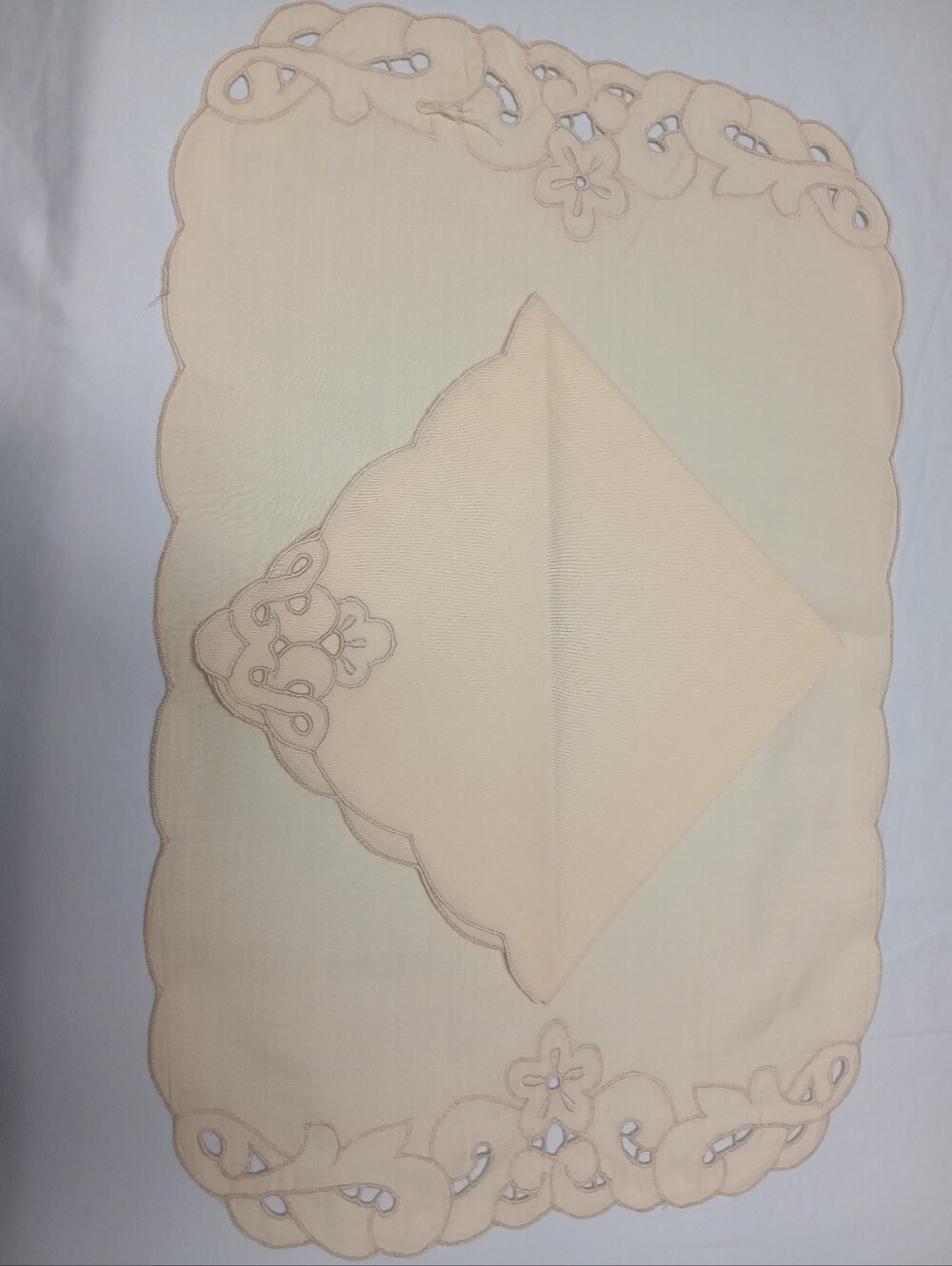4 Vintage beige placemats and 4 napkins with cutwork & scalloped edges